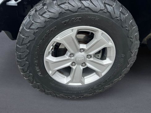 Used 2017 Jeep Wrangler Unlimited Sahara w/ Quick Order Package 24E Chief AWD/4WD image 9