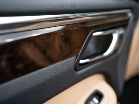 Certified 2025 Porsche Macan image 24