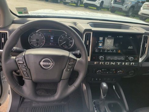 Used 2025 Nissan Frontier SV w/ SV Convenience Package RWD image 16