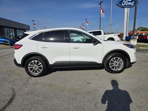 Used 2022 Ford Escape SE image 2
