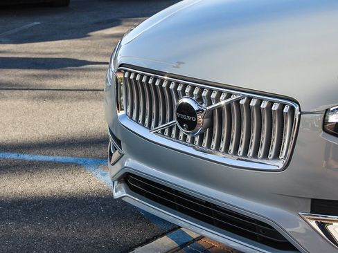 Used 2024 Volvo XC90 T8 Plus w/ Protection Package Premier image 13