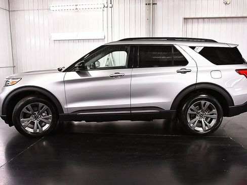 Used 2022 Ford Explorer XLT w/ Equipment Group 202A AWD/4WD image 4