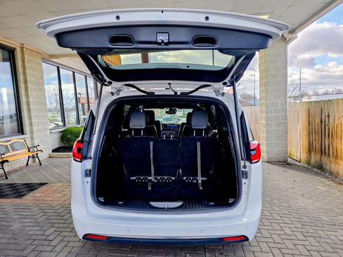 Used 2025 Chrysler Pacifica Limited image 46