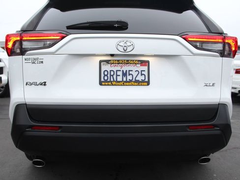 Used 2020 Toyota RAV4 XLE Premium image 15