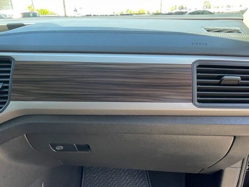 Used 2021 Volkswagen Atlas SE w/ Towing Package image 32