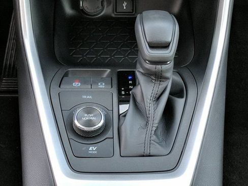 Used 2020 Toyota RAV4 XLE w/ Convenience Package AWD/4WD image 19