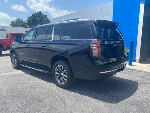 Used 2022 Chevrolet Suburban LT w/ Luxury Package AWD/4WD image 3