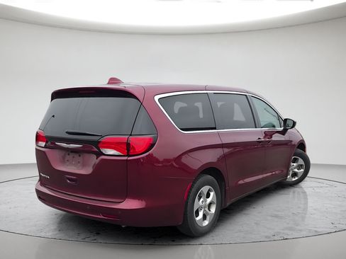 Used 2017 Chrysler Pacifica LX w/ Tire & Wheel Group FWD image 7