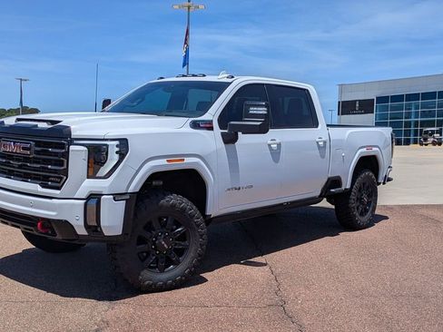 Used 2024 GMC Sierra 2500 AT4 w/ Technology Package AWD/4WD image 4
