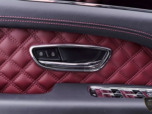 Used 2024 Bentley Bentayga AWD/4WD image 42