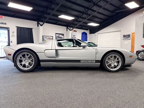 Used 2005 Ford GT RWD image 4