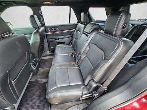 Used 2018 Ford Explorer Limited w/ Equipment Group 301A FWD image 19