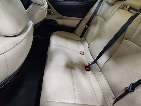 Used 2019 Lexus ES 300h Ultra Luxury w/ Accessory Package 2 FWD image 48