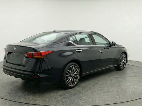 Used 2025 Nissan Altima 2.5 SV FWD image 9