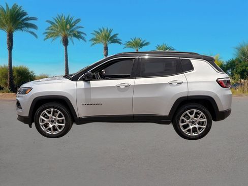 Used 2025 Jeep Compass Limited AWD/4WD image 2