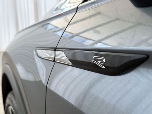 Used 2024 Volkswagen Tiguan SEL R-Line image 38