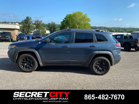 Used 2019 Jeep Cherokee Trailhawk w/ Cold Weather Group AWD/4WD image 8