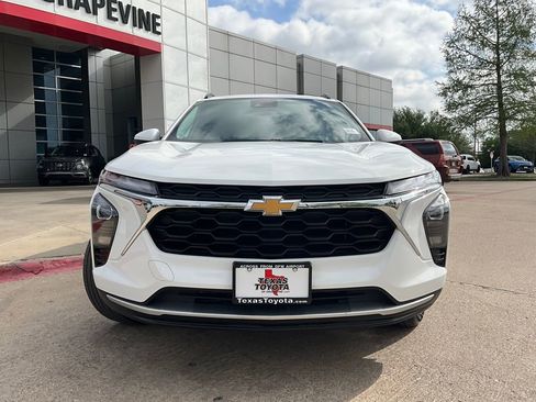 Used 2025 Chevrolet Trax LT w/ LT Convenience Package image 3