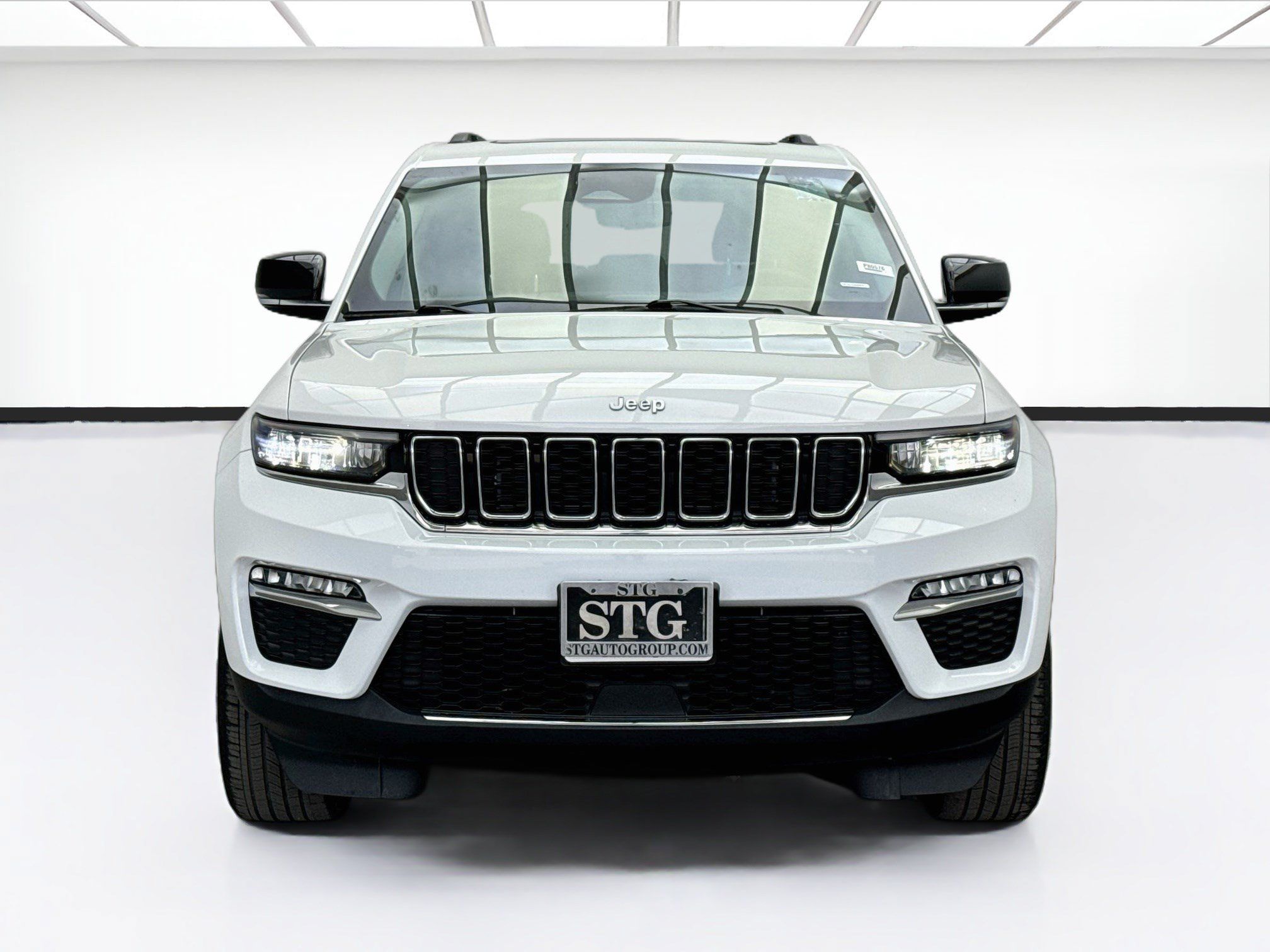 Used 2023 Jeep Grand Cherokee 4WD 4xe image 2