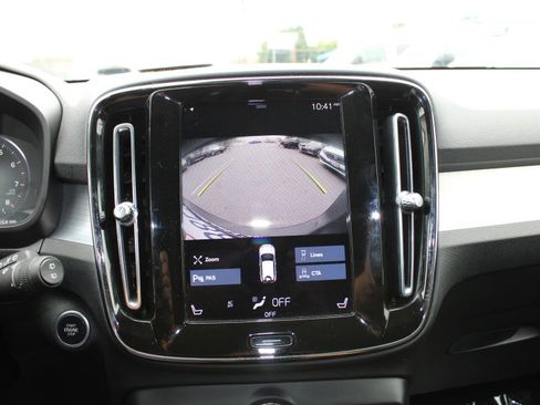Used 2022 Volvo XC40 T4 Momentum image 14