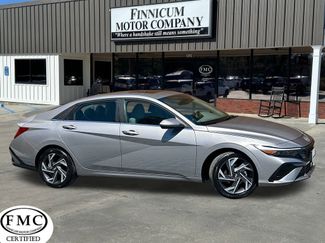 Used 2025 Hyundai Elantra SEL image 1