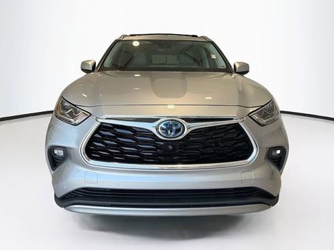Used 2021 Toyota Highlander Platinum FWD image 2