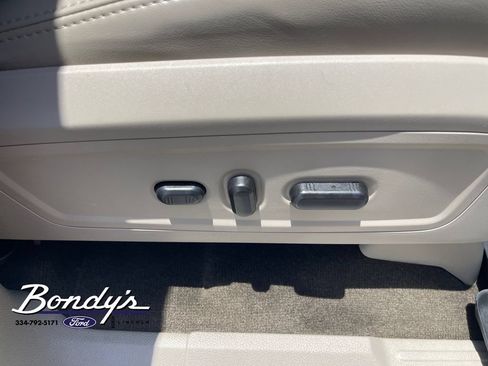 Used 2017 Lincoln Navigator Select RWD image 17