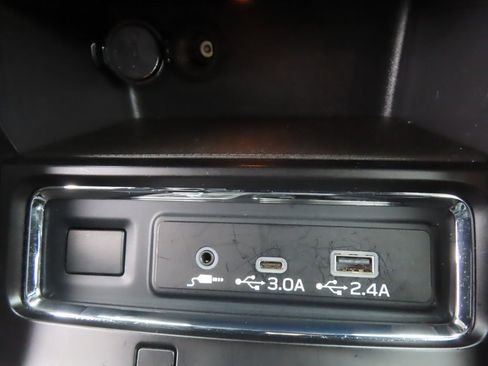 Used 2024 Subaru Ascent Premium w/ Convenience Package image 8