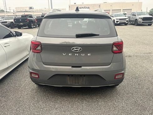 Used 2022 Hyundai Venue SEL FWD image 8