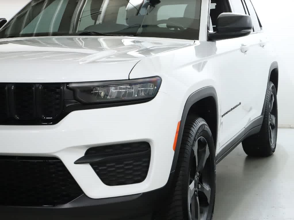Used 2023 Jeep Grand Cherokee Altitude AWD/4WD image 4