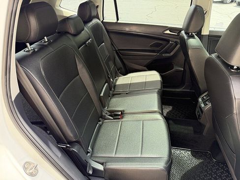 Used 2020 Volkswagen Tiguan SE w/ Panoramic Sunroof Package AWD/4WD image 17