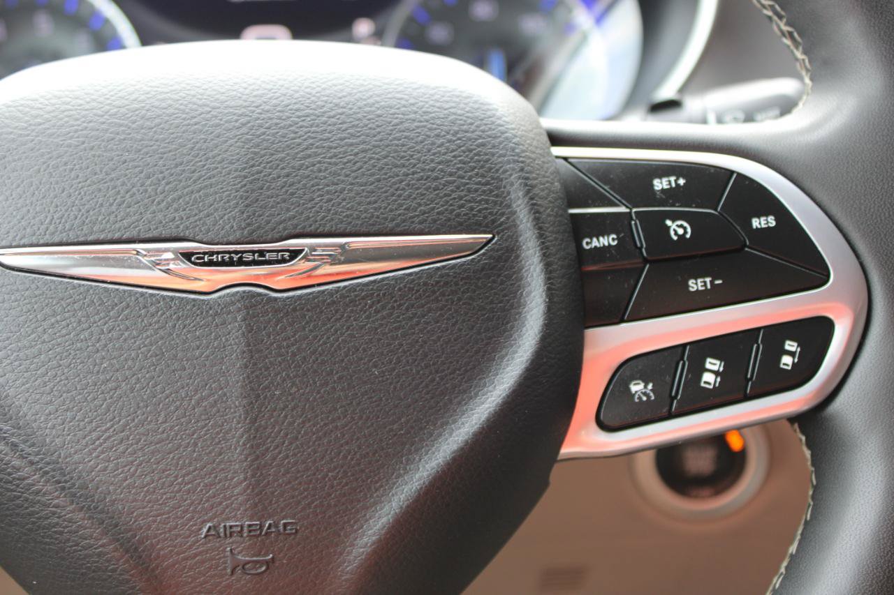 Used 2023 Chrysler Pacifica Touring-L FWD image 19