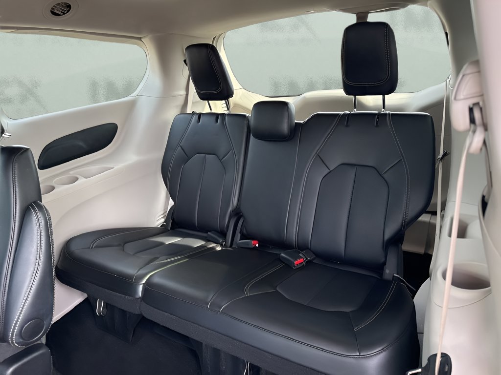 Used 2024 Chrysler Pacifica Touring-L FWD image 14