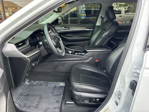 Used 2022 Jeep Grand Cherokee Limited image 18