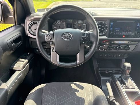 Used 2017 Toyota Tacoma TRD Off-Road AWD/4WD image 19