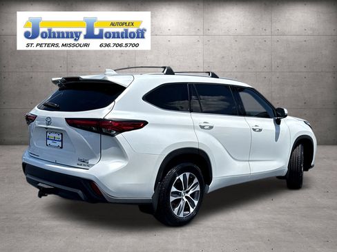 Used 2022 Toyota Highlander XLE AWD/4WD image 2