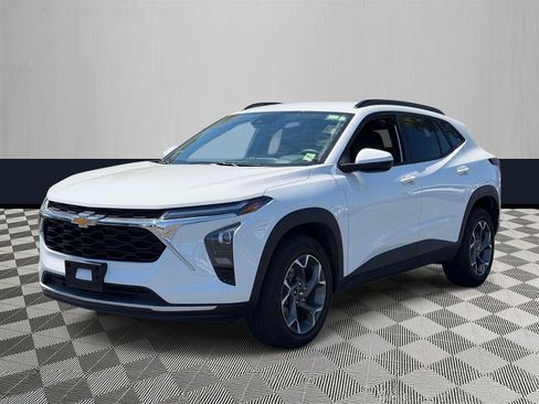 Used 2025 Chevrolet Trax LT w/ LT Convenience Package FWD image 2