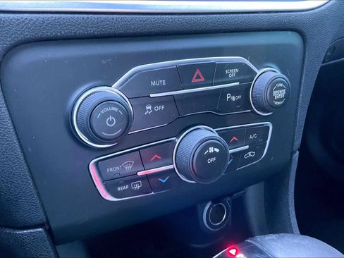 Used 2019 Dodge Charger SXT image 33