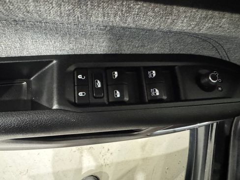Used 2025 Jeep Compass Latitude w/ Sun & Sound Group AWD/4WD image 18