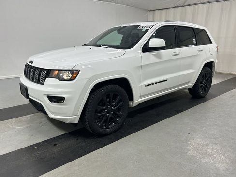 Used 2018 Jeep Grand Cherokee Altitude image 6