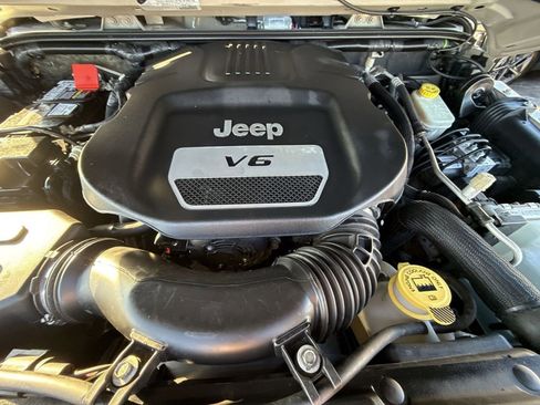 Used 2016 Jeep Wrangler Unlimited Rubicon image 25