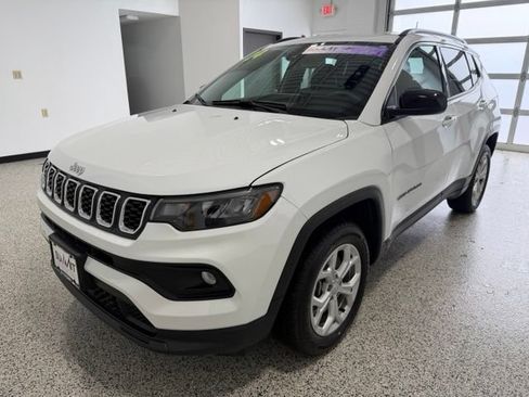 Used 2024 Jeep Compass Latitude w/ Convenience Group AWD/4WD image 6