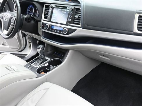 Used 2018 Toyota Highlander XLE image 28