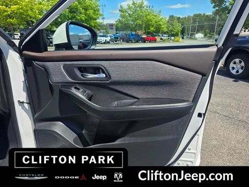 Used 2023 Nissan Rogue SV FWD image 14