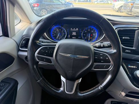 Used 2019 Chrysler Pacifica Touring-L image 10