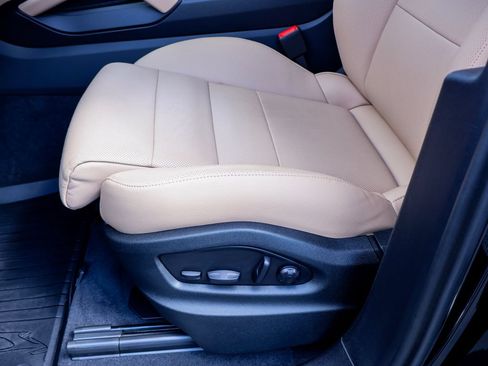 Certified 2025 Porsche Cayenne AWD/4WD image 11