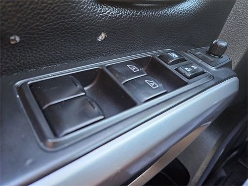 Used 2022 Nissan Titan SV w/ SV Convenience Package image 32