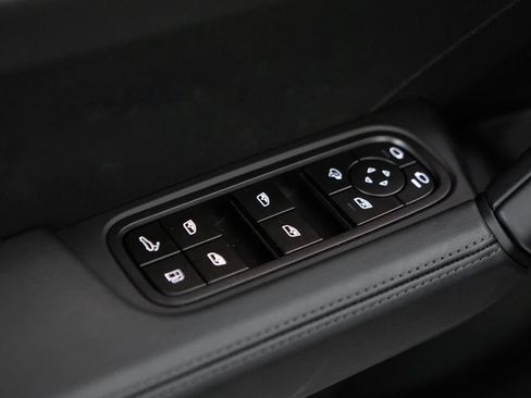 Used 2025 Porsche Cayenne Turbo AWD/4WD image 24