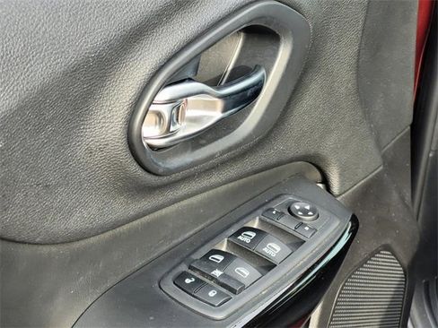 Used 2019 Jeep Cherokee Latitude Plus image 15