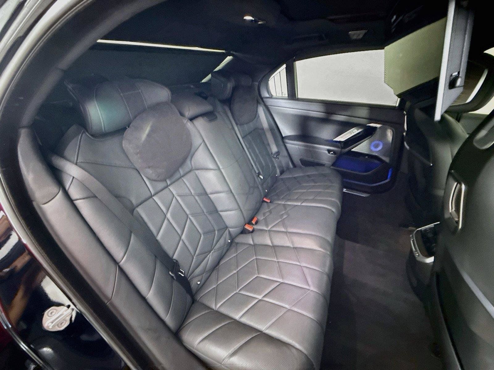 Used 2023 BMW i7 xDrive60 w/ Executive Package 2 AWD/4WD image 30